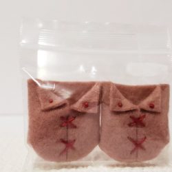 ブーツ：薄茶地＋赤糸①