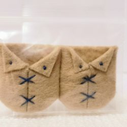 ブーツ：クリーム＋青糸①